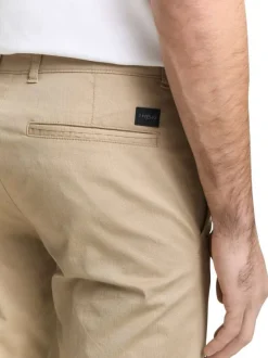 Pantalon chino en coton beige avec une coupe slim et une taille intermédiaire