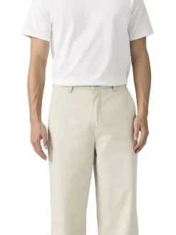 Pantalon chino en coton beige coupe ample pourvu du patch de la marque