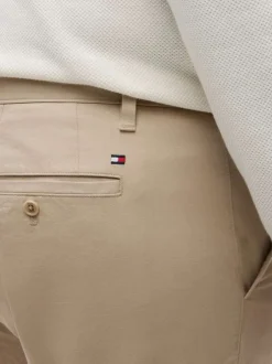 Pantalon chino en coton beige uni pourvu de passants pour la ceinture