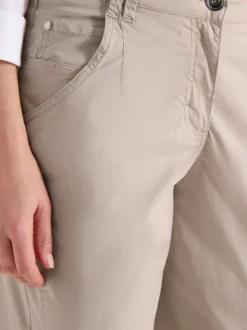 Pantalon chino en coton beige uni pourvu d'une coupe droite