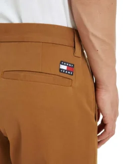 Pantalon chino en coton biologique mélangé camel avec une coupe regular fit