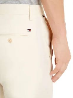 Pantalon chino en coton biologique mélangé écru uni avec une coupe slim