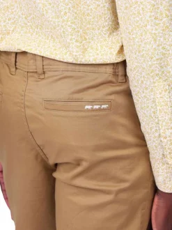Pantalon chino en coton camel avec une coupe ajustée et une taille élastiquée