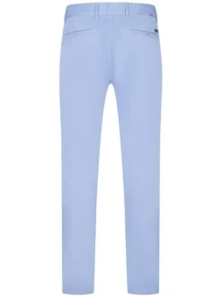 Pantalon chino en coton ciel uni avec une coupe slim et plusieurs poches