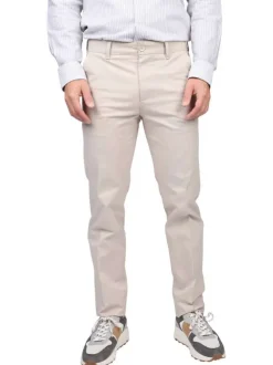 Pantalon chino en coton écru uni avec une coupe droite et des poches
