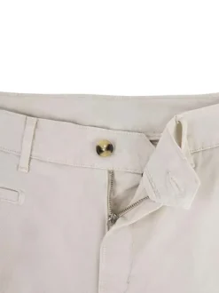 Pantalon chino en coton écru uni avec une coupe slim et un logo bleu brodé
