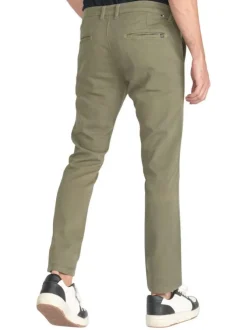 Pantalon Chino en coton kaki uni avec une coupe slim et un style 5 poches