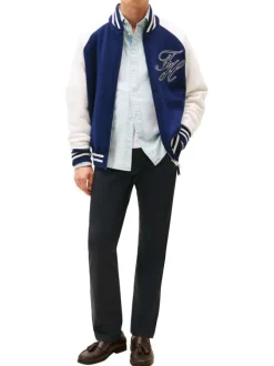 Pantalon chino en coton marine à motifs avec une coupe droite et logos brodés