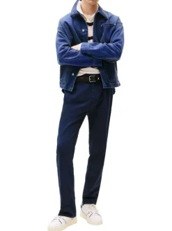 Pantalon chino en coton marine uni avec une coupe droite et un patch