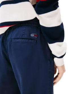 Pantalon chino en coton marine uni avec une coupe droite et un patch