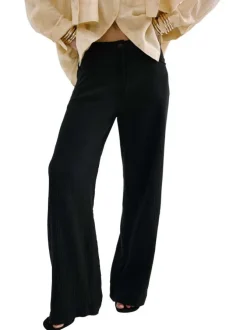 Pantalon chino en coton noir uni avec une coupe bootcut et des poches raglan