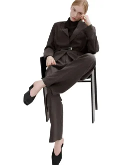 Pantalon chino en lin brun à rayures blanches avec une coupe droite