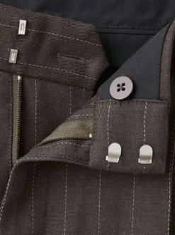 Pantalon chino en lin brun à rayures blanches avec une coupe droite