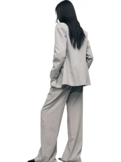 Pantalon chino gris clair à rayures tennis avec une coupe large