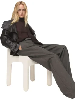 Pantalon Chino gris coupe ample pourvu de trois types de fermetures