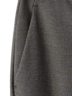 Pantalon Chino gris coupe ample pourvu de trois types de fermetures