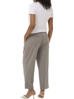 Pantalon chino gris à rayures pourvu d'un bouton à la taille