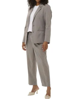Pantalon chino gris à rayures pourvu d'un bouton à la taille