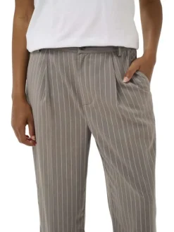 Pantalon chino gris à rayures pourvu d'un bouton à la taille