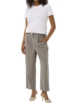 Pantalon chino gris à rayures pourvu d'un bouton à la taille