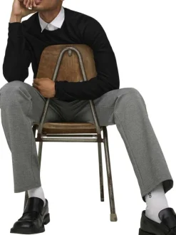 Pantalon Chino gris uni avec une coupe droite à zip et à bouton