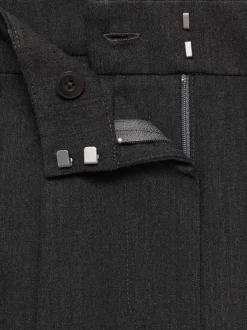 Pantalon Chino gris uni avec une coupe regular fit et 2 poches latérales