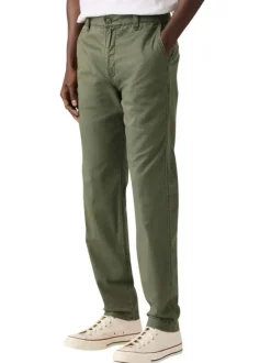 Pantalon chino kaki à coupe slim pourvu du patch de la marque