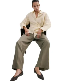 Pantalon chino kaki uni pourvu d'une coupe large et d'une taille haute