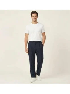 Pantalon chino marine à plis pourvu d'une coupe droite et de poches plaquées