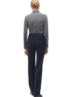 Pantalon Chino marine uni avec une coupe Regular fit et 4 poches
