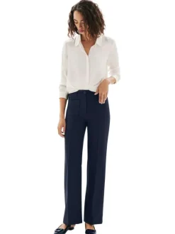 Pantalon Chino marine uni coupe bootcut pourvu de passants