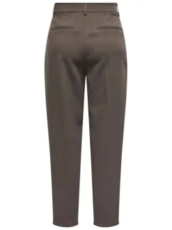 Pantalon chino marron coupe slim pourvu de passants pour la ceinture