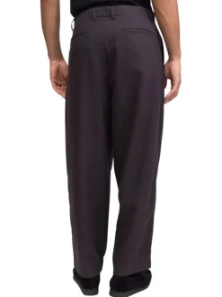 Pantalon Chino marron pourvu d'une coupe ample et de passants pour la ceinture