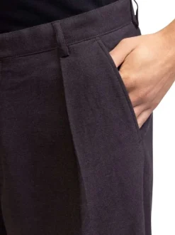 Pantalon Chino marron pourvu d'une coupe ample et de passants pour la ceinture