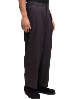 Pantalon Chino marron pourvu d'une coupe ample et de passants pour la ceinture
