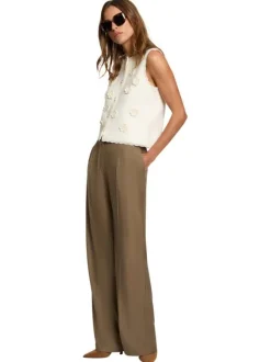 Pantalon chino marron uni pourvu d’une coupe bootcut et de multiples poches