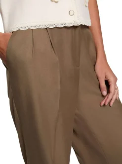 Pantalon chino marron uni pourvu d’une coupe bootcut et de multiples poches