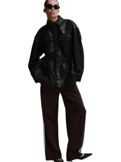 Pantalon chino marron uni pourvu d'une coupe bootcut et d'une taille élastiquée