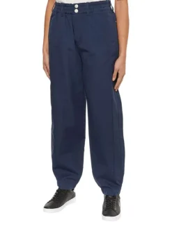 Pantalon Chino Mom Jog en coton biologique et lin marine uni avec une coupe régular et cheville resserrée élastiquement