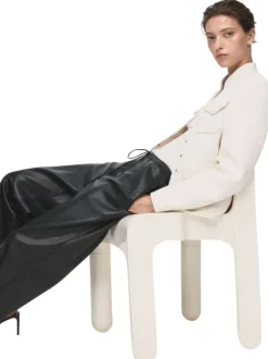 Pantalon chino noir en simili cuir pourvu d'une taille élastiquée