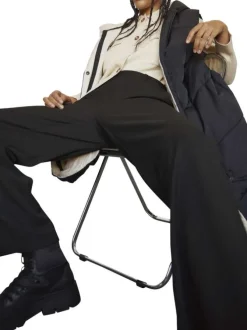 Pantalon chino noir pourvu d'une coupe droite et d'une taille élastiquée