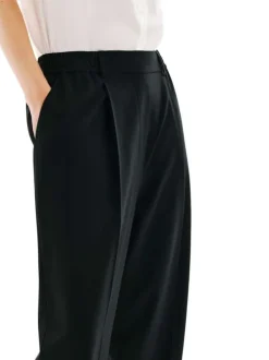 Pantalon chino noir uni avec une coupe ample et une taille élastiquée