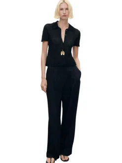 Pantalon chino noir uni avec une coupe droite et deux poches latérales