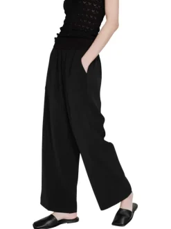 Pantalon chino noir uni avec une coupe droite et une taille élastiquée
