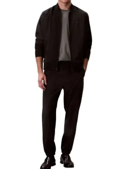 Pantalon chino noir uni pourvu d'une coupe slim et d'une taille elastiquée