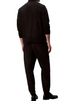 Pantalon chino noir uni pourvu d'une coupe slim et d'une taille elastiquée