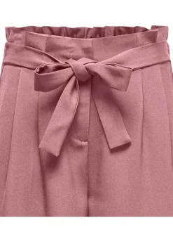 Pantalon chino rose avec ceinture à nouer autour de la taille et coupe droite
