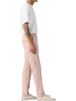 Pantalon chino rose à coupe slim pourvu du patch de la marque
