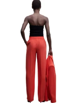 Pantalon chino rouge uni avec une coupe droite et une taille haute