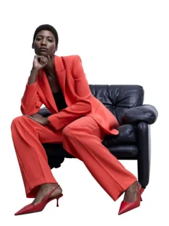 Pantalon chino rouge uni avec une coupe droite et une taille haute
